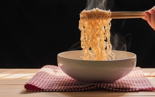 一碗面卖100元 上海网红黄鱼面塌房：多位明星博主曾打卡